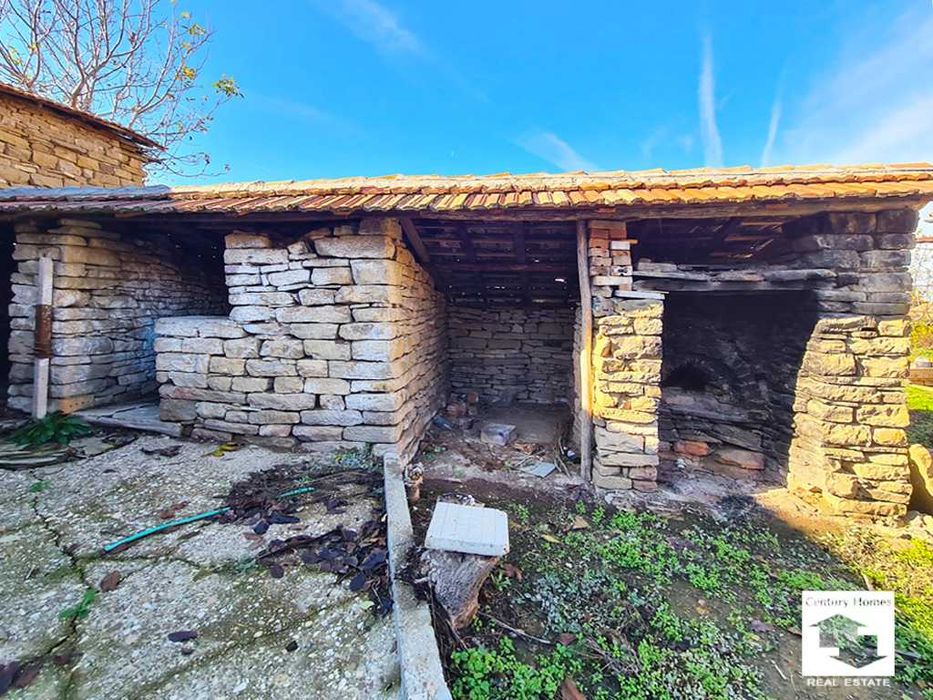 140329 Къща с равен двор и кладенец, в добро състояние, в с. Дъскот