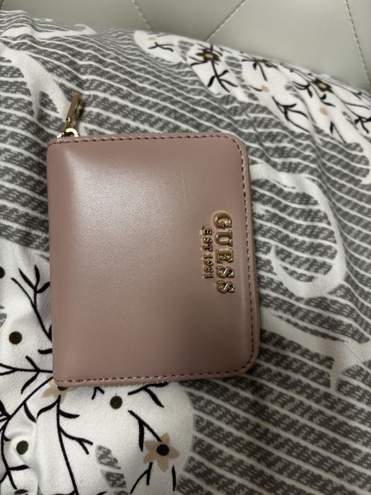 Portofel guess relativ nou