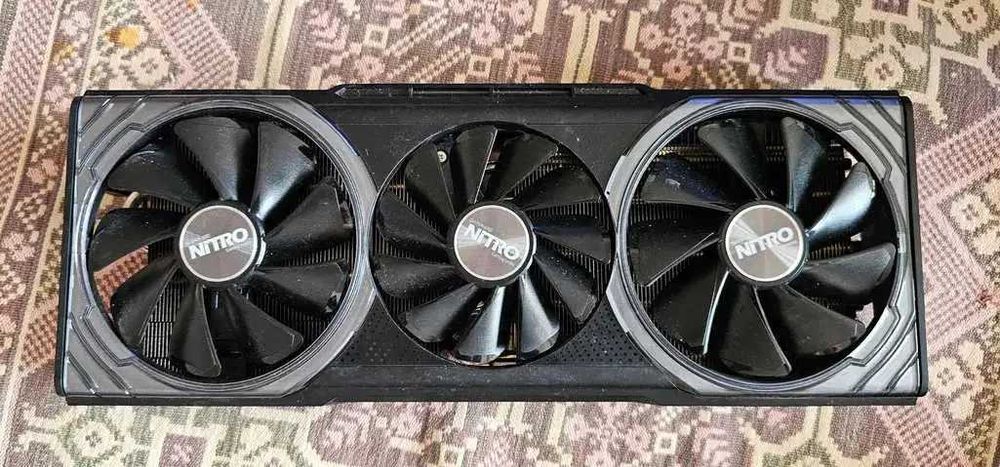 racire placa video Radeon Nitro+ RX Vega 64 8GB HBM2