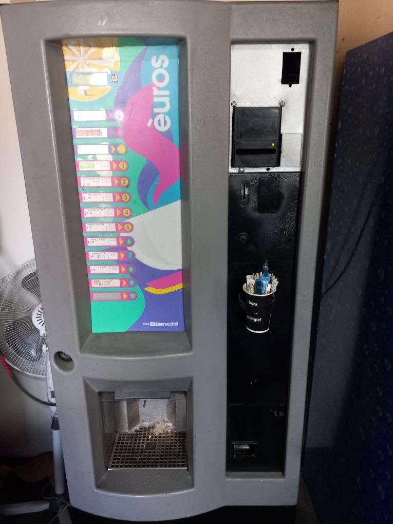 Automat bauturi și aparat cafea