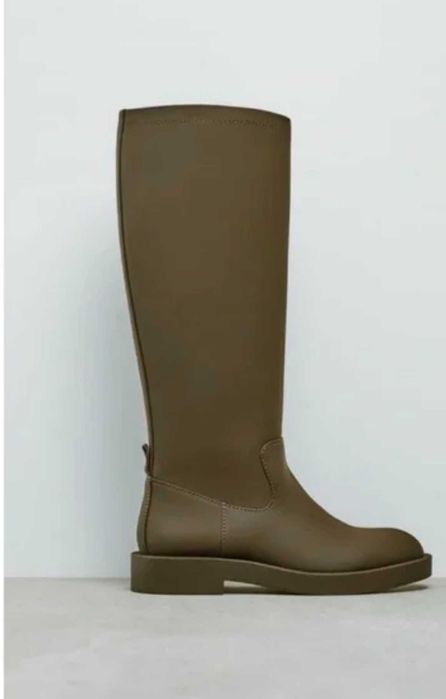 Зелени гумени ботуши на марката Зара