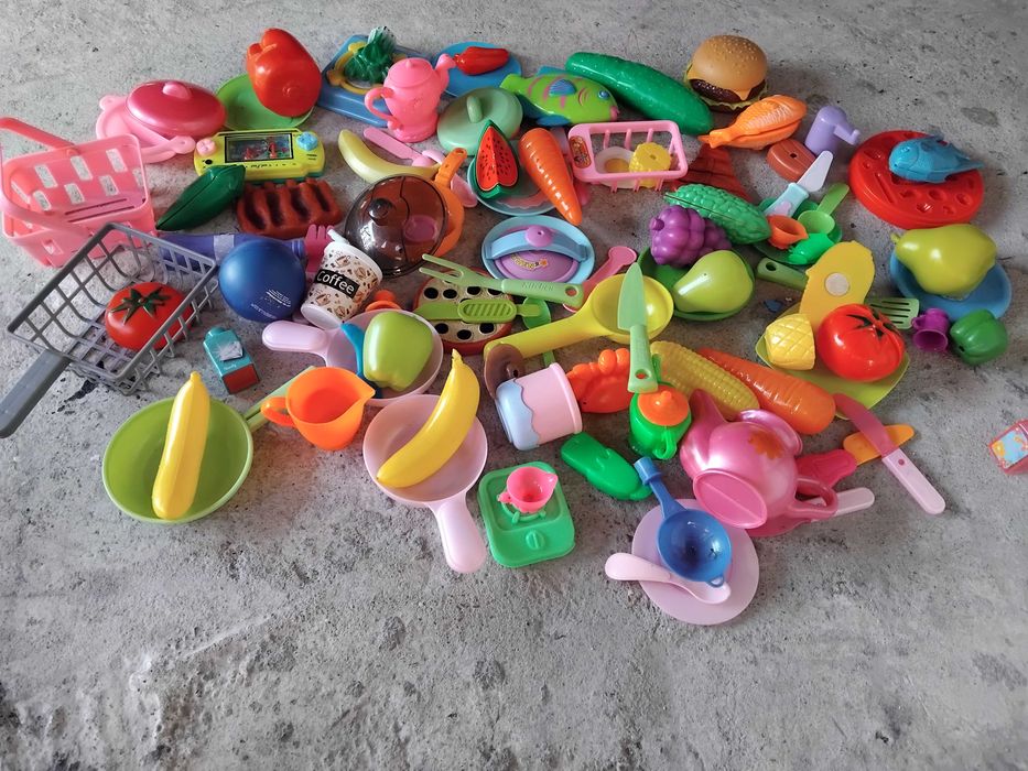 Детска кухня с посуда към нея