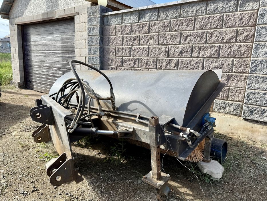 Универсальная щетка для погрузчика