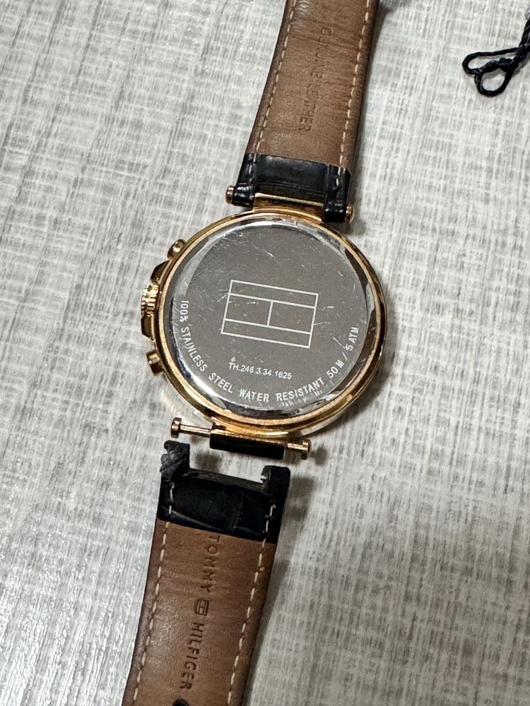Tommy Hilfiger оригинален часовник, кожена каишка - повредена