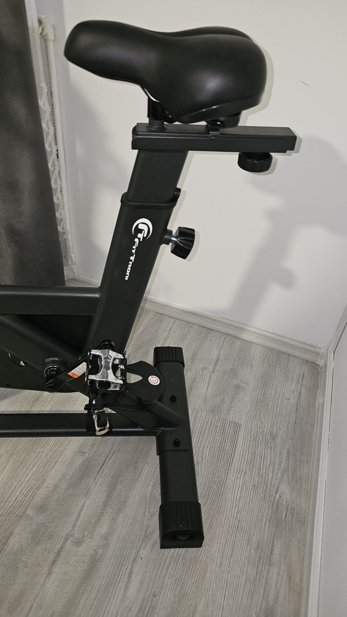 Bicicleta fitness indoor cycling FitTronic SB8000 volant 13 KG