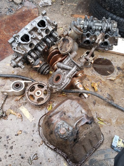 Субаруға запчастылар бар задны багаж, галовка ,помпа,граната, стартер,