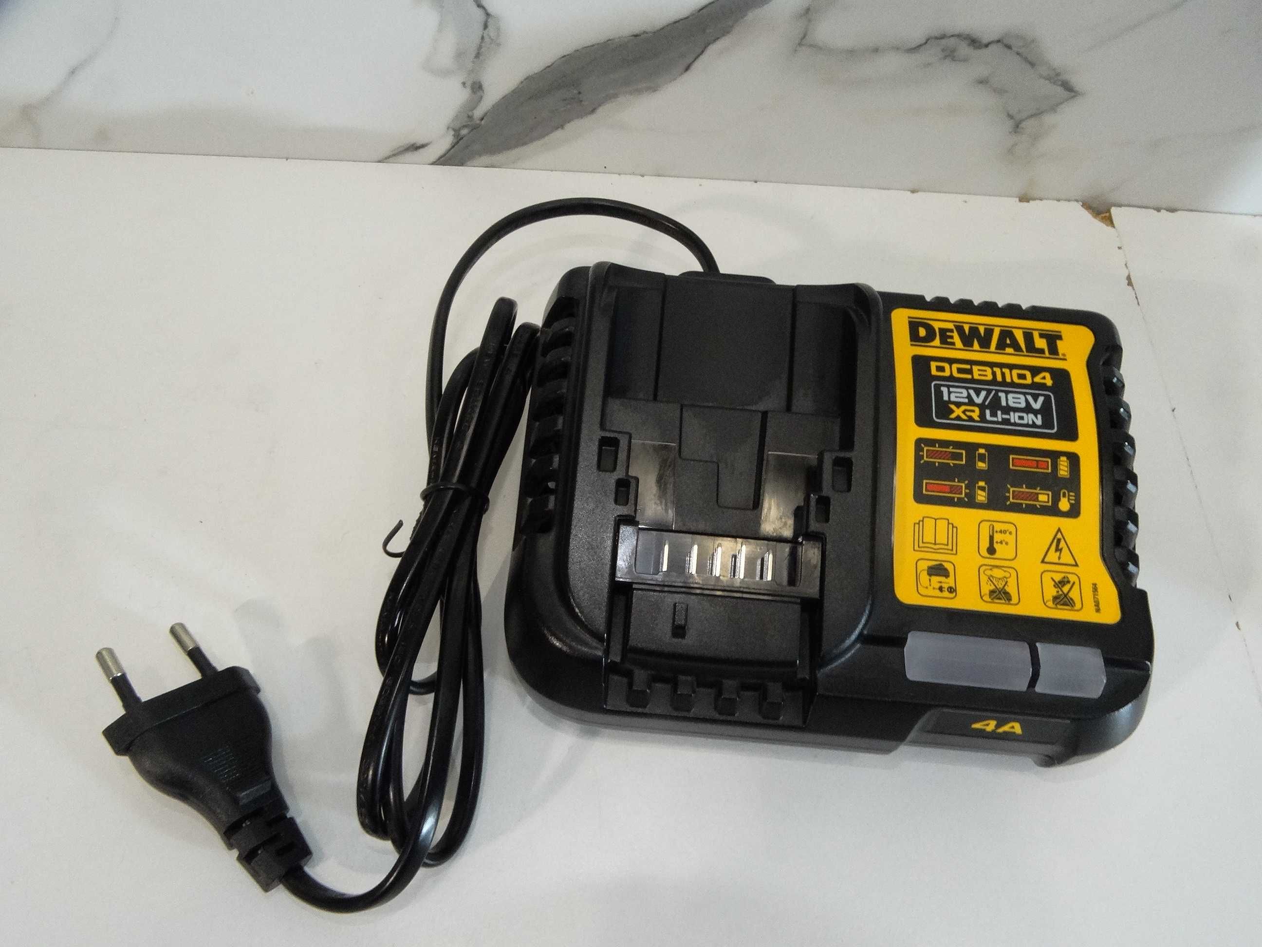 DeWALT DCE088G - Зелен лазер с батерия 2.0 Ah и зарядно DCB 1104