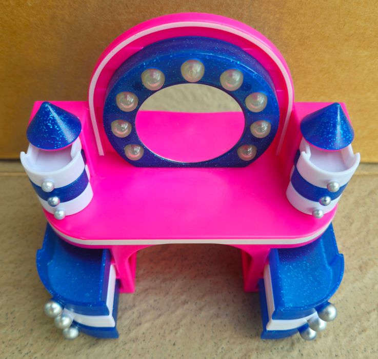 Masa de machiaj pentru papusi cu oglinda si accesorii tip LOL SURPRISE