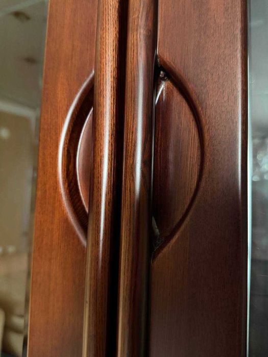 Шкаф (сервант) из натурального дерева в отличном состоянии