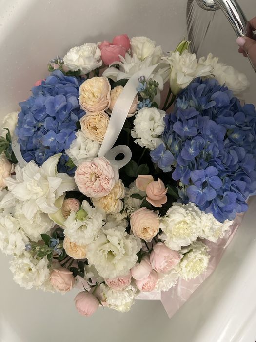 В корзине гортензии синего цвета, пионы молочно розового цвета