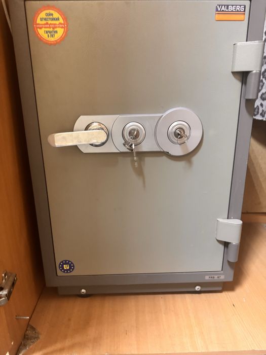 Продаётся сейф металлический