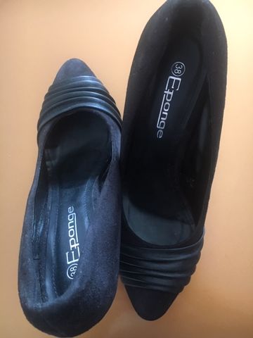 Vand pantofi din piele marca Esponge negri 35 lei