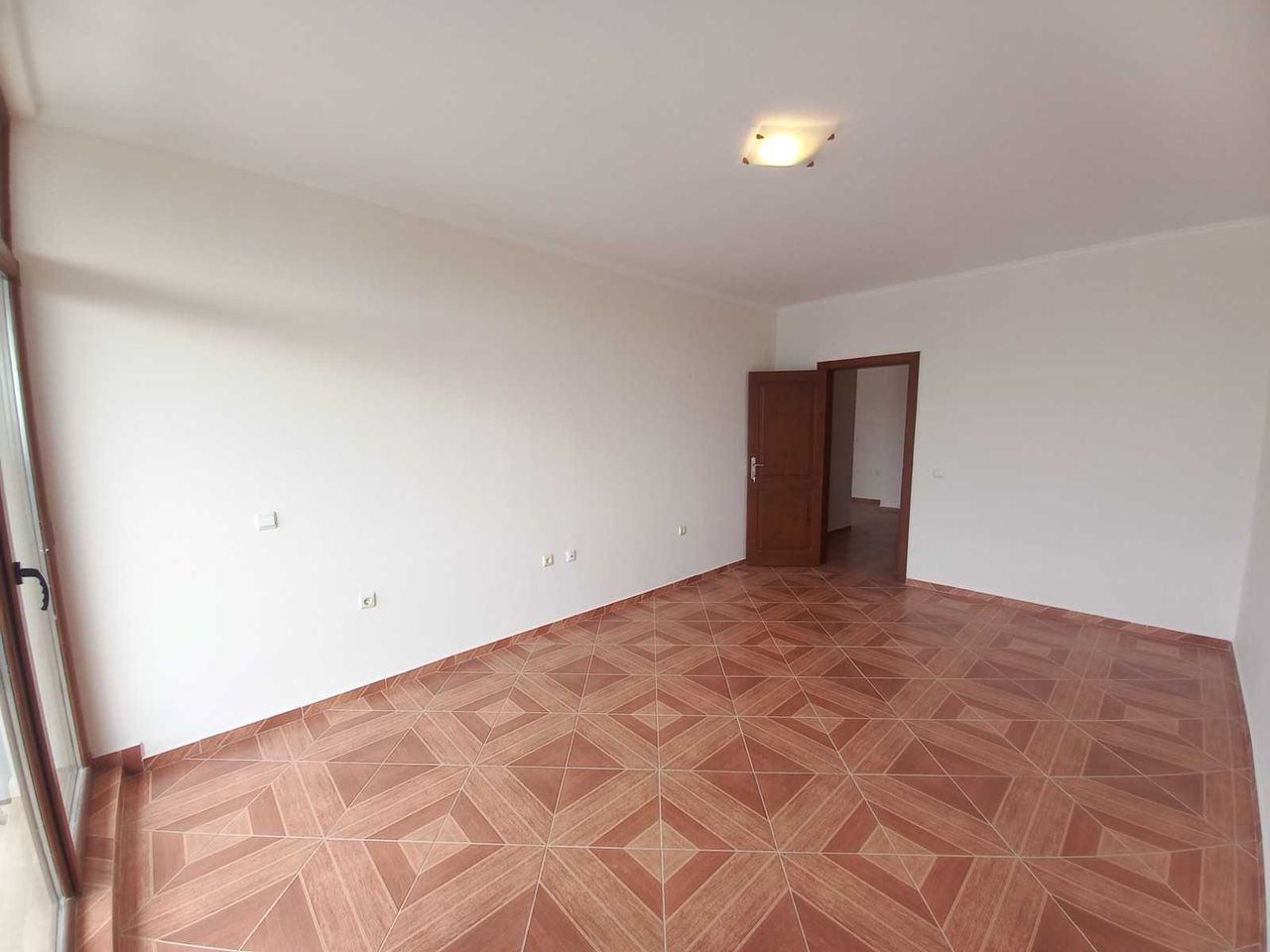 Продава се Двустаен апартамент в Поморие - 65 кв.м за 1000 €/кв.м - Снимка #3