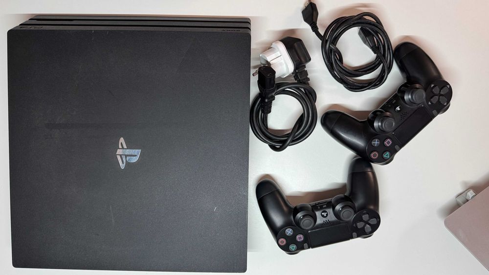 PS4 PRO 1TB - PlayStation 4 Pro, 1 TB stocare + 2 joysticks + BlueRay