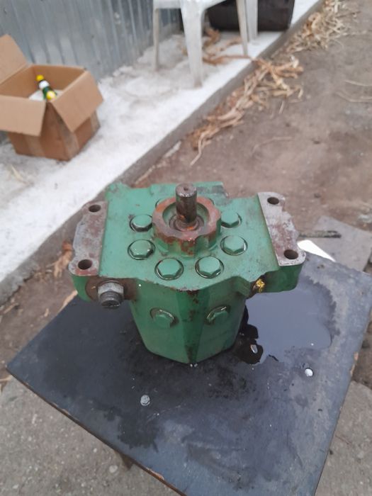 Vând pompa hidraulica tractor jhon deere