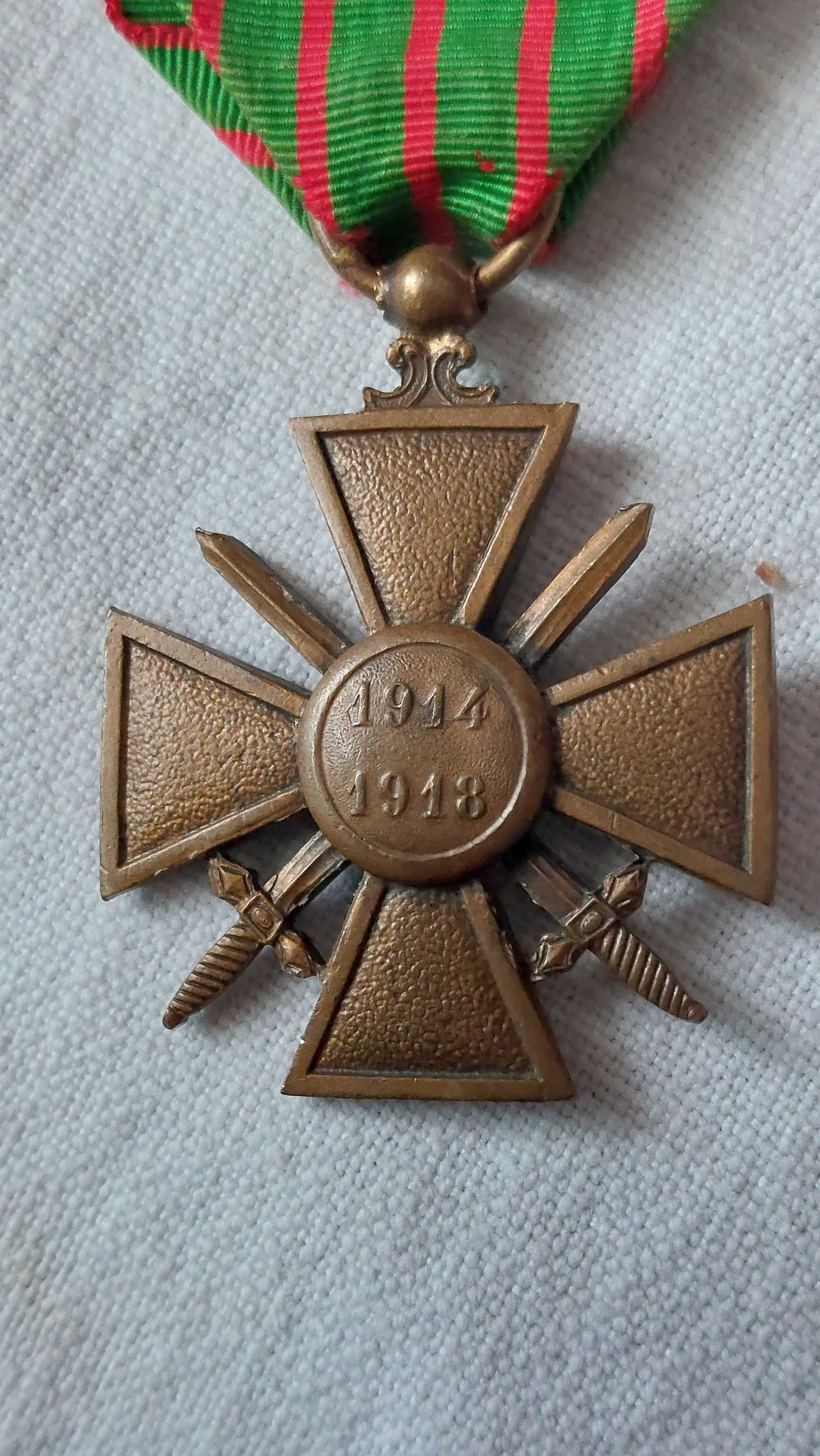 5 medalii si decorații militare.