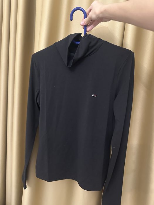 Черный лонгслив Tommy Hilfiger