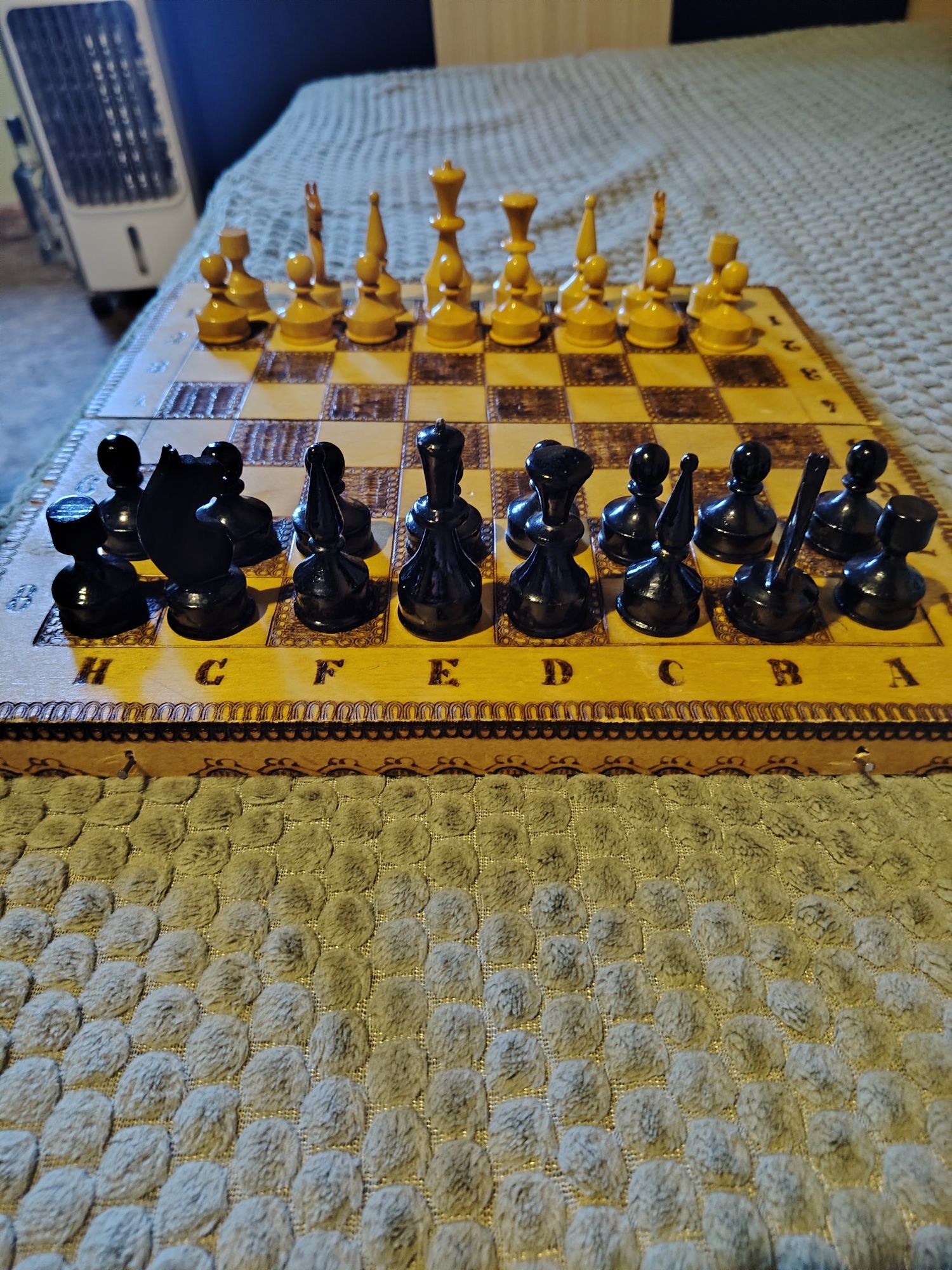 Дървен Шах с дървени фигури