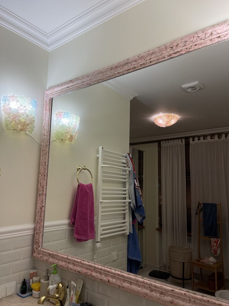 Зеркало с розовой рамой