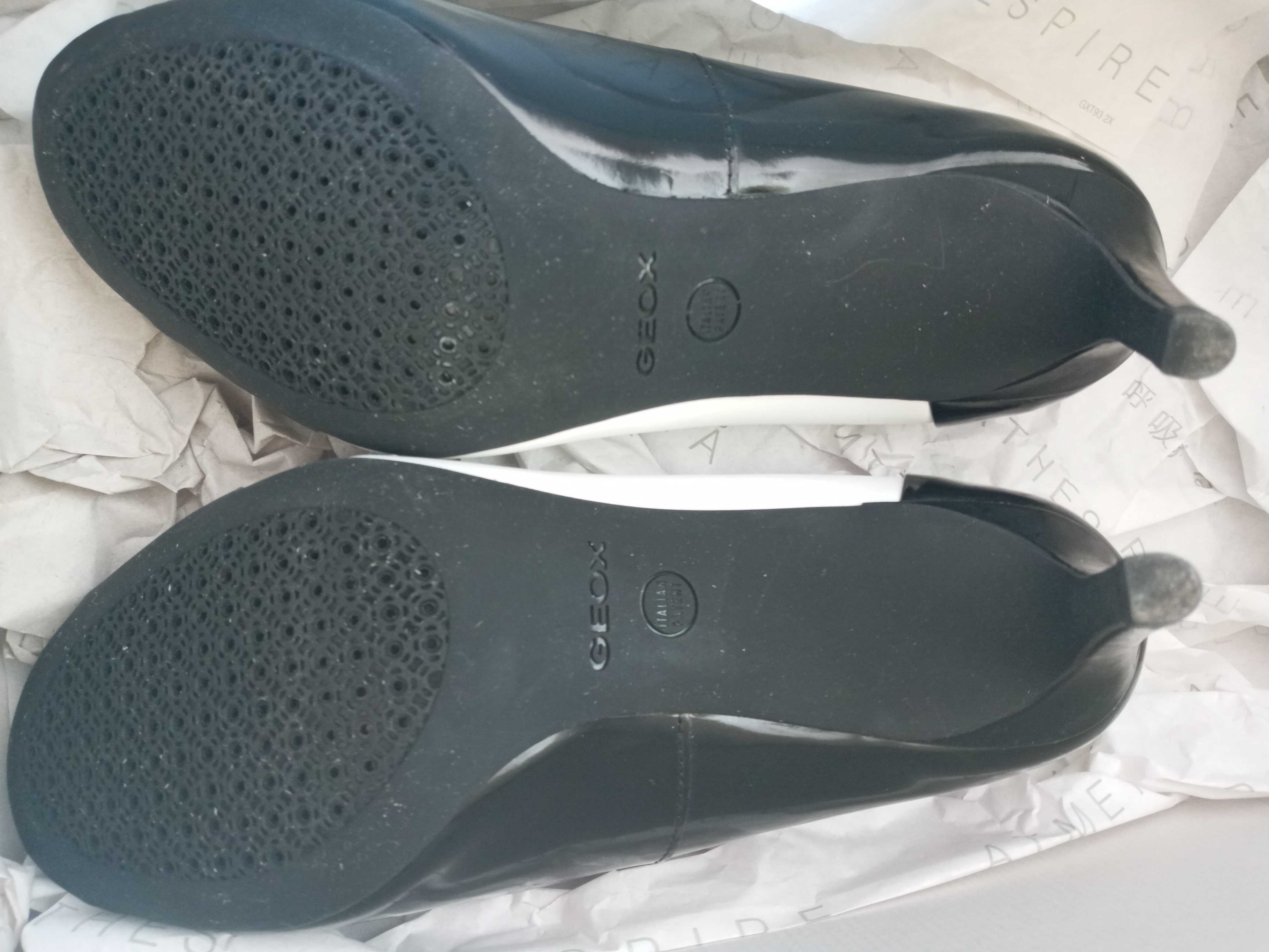 Нови черно - бели обувки на GEOX