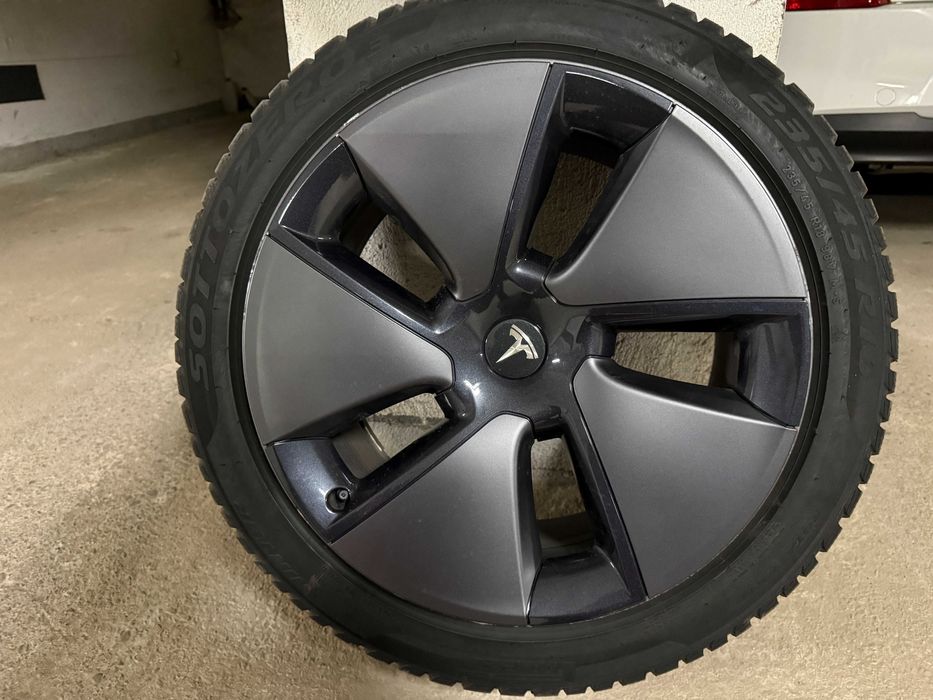 Tesla 3 - Оригинални джанти и гуми + TPMS сензори + тасове