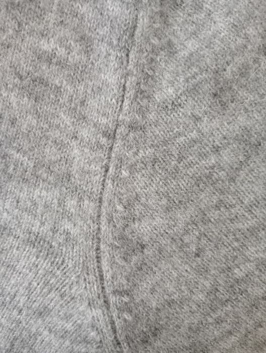 Сив вълнен пуловер