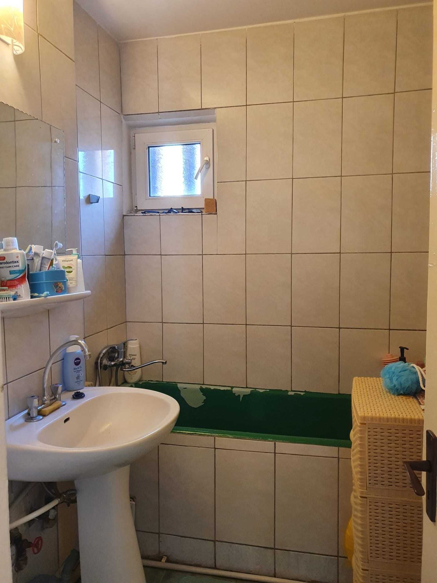 Apartament 3 camere semi-decomandat, 54 m patrati, str Obor, Mun Buzau