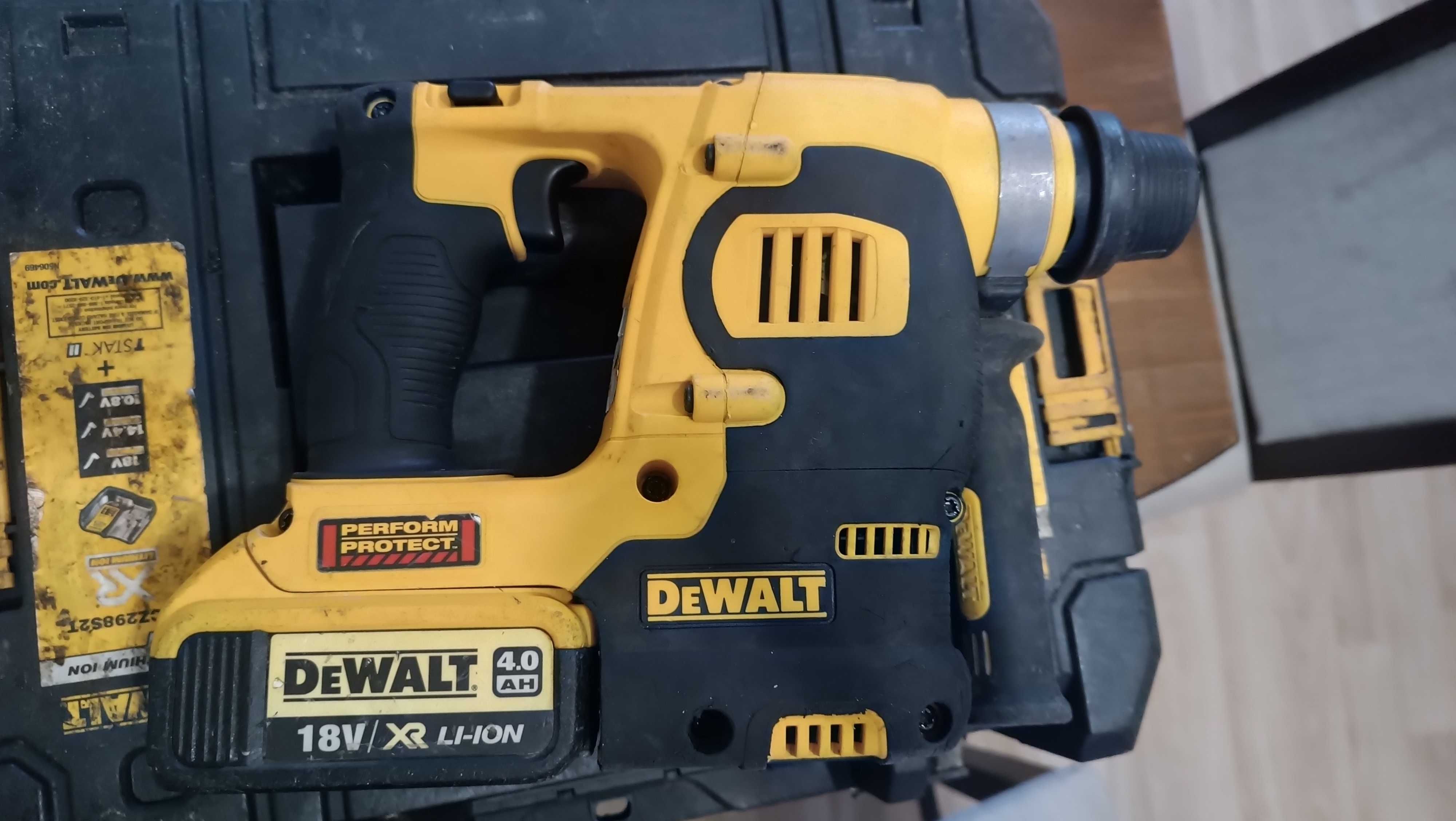 Перфоратор Dewalt DCH253