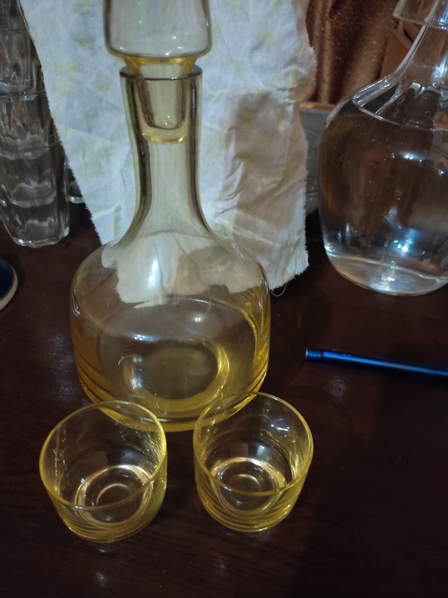 Продам блюдца, крышку и графины