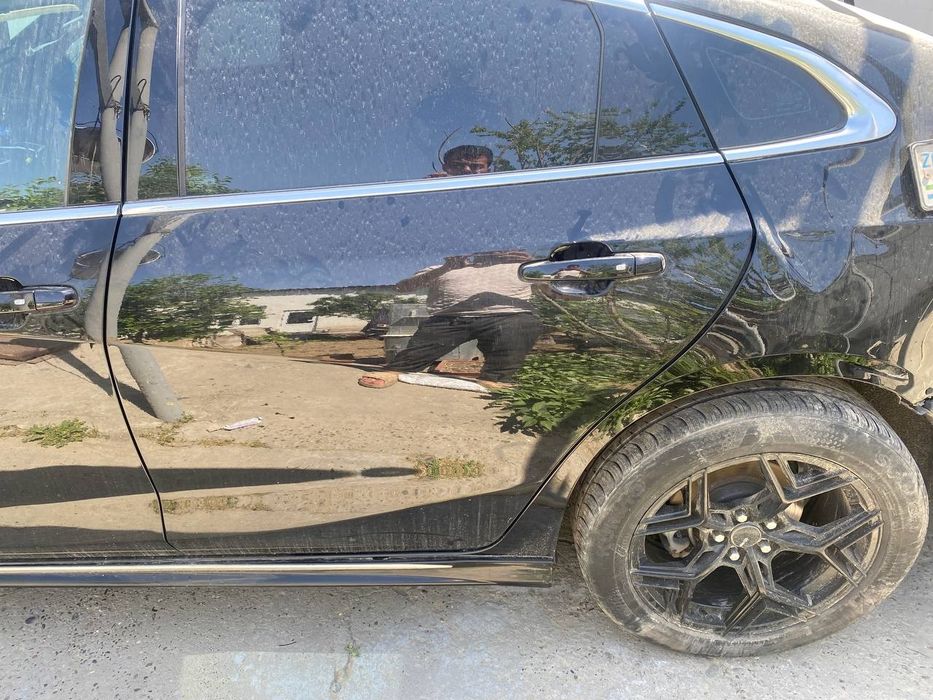 Malibu 2 eshiklari chap 2 ta eshik oʻng 1 eshik bor yana zapchast bor