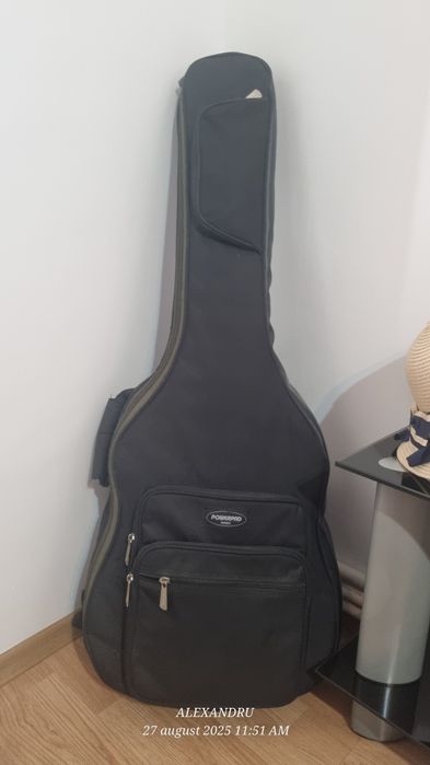 Vând chitara acustica