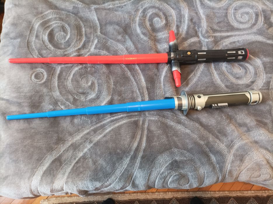 Săbi staors albastre și rosi