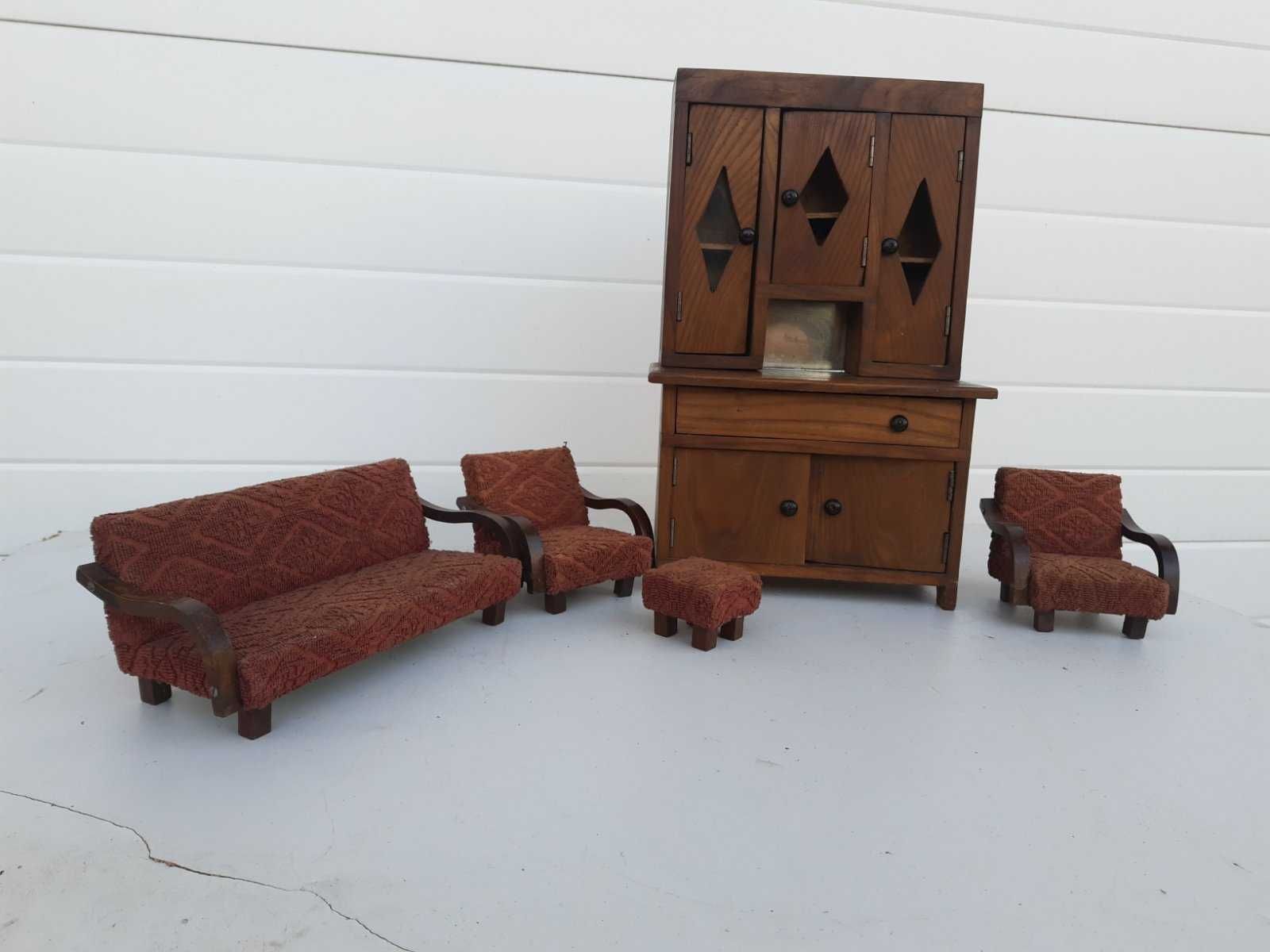 Стари макети на ретро мебели за детски къщи. Дърво и тапицерия