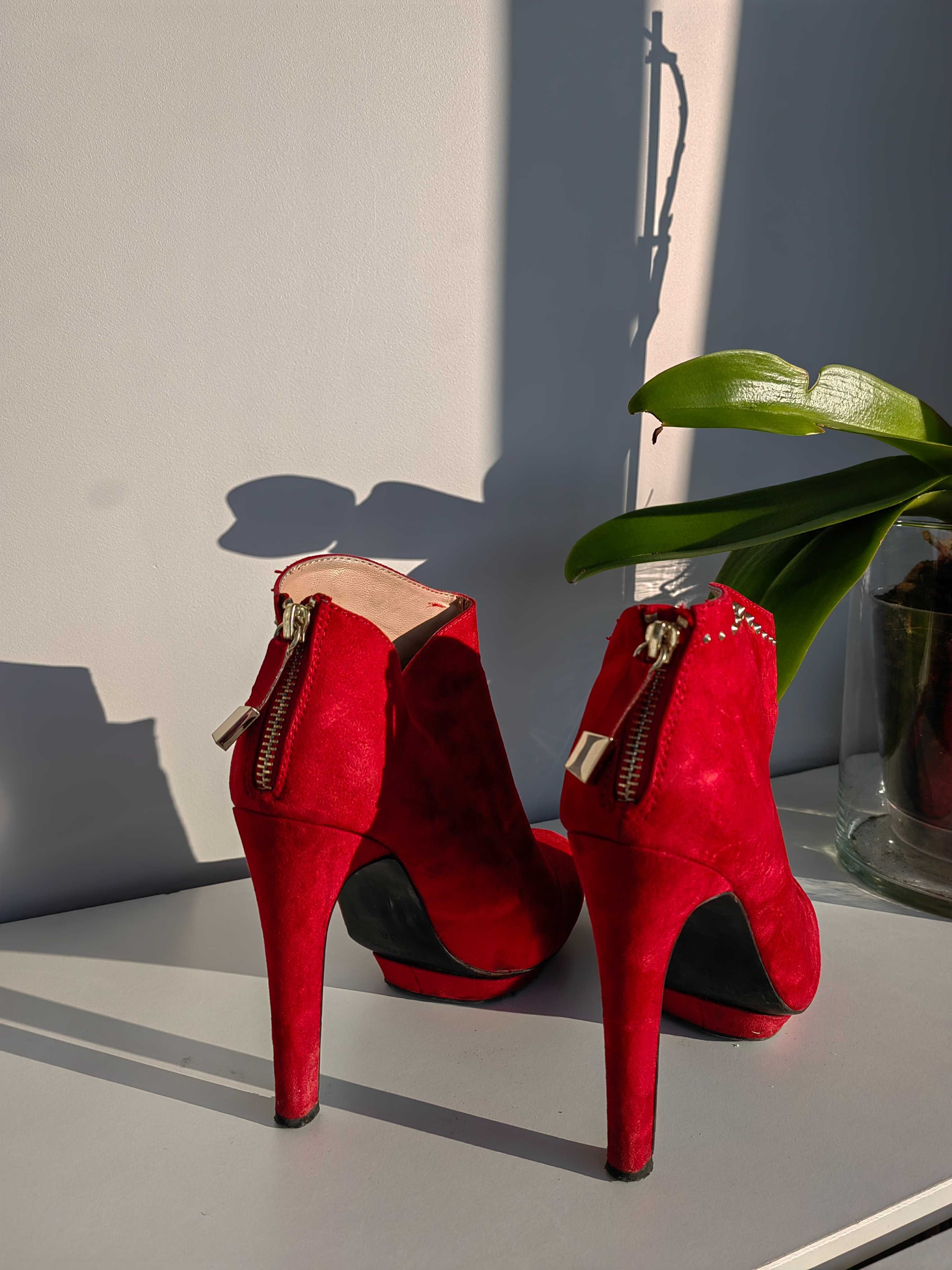 Червени велурени боти Zara