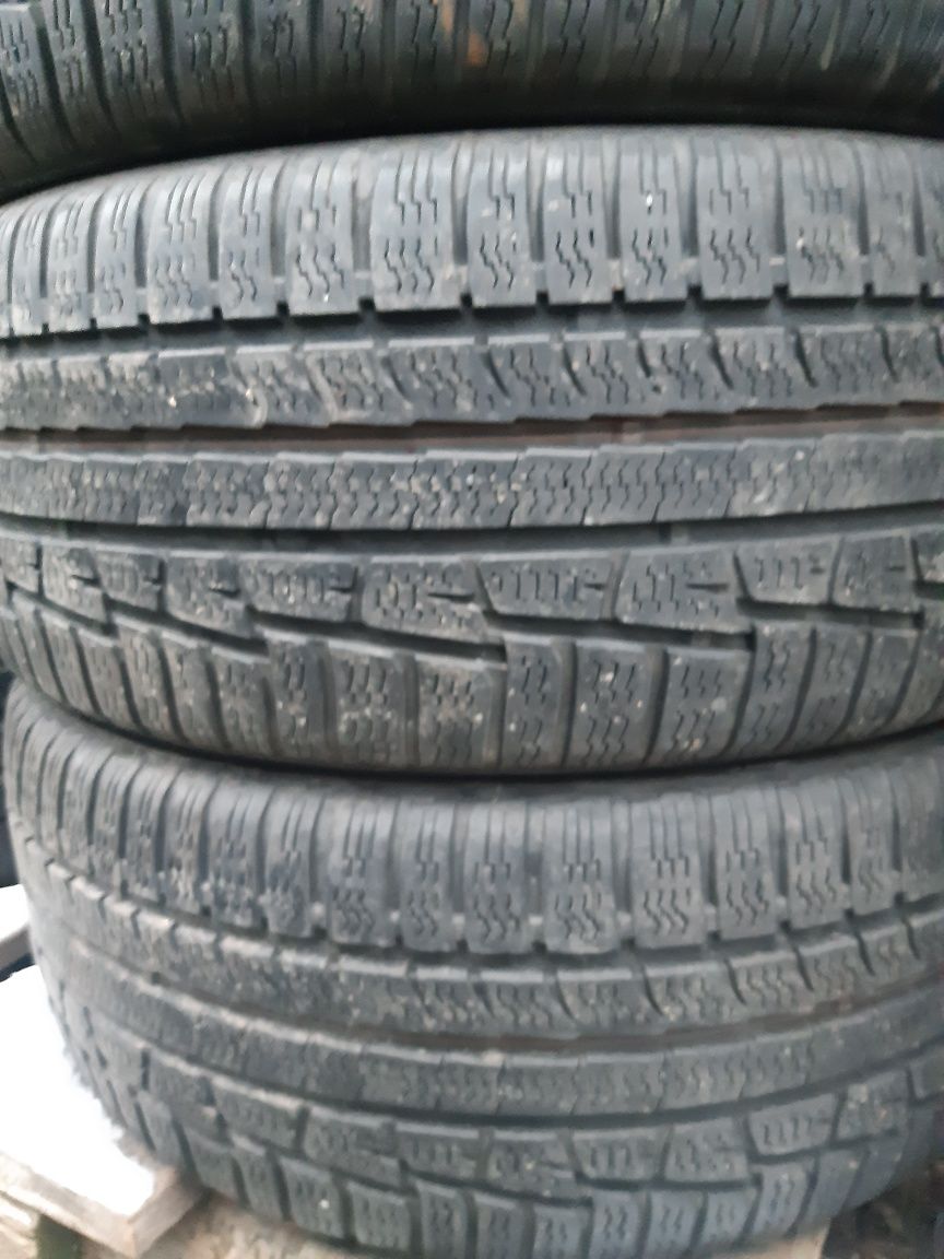 4 anvelope 225/45r19 iarnă marca Nokian, preț 1100 lei setul