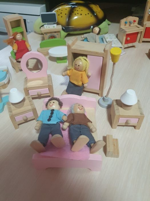 Дървена къща за кукли + мебели + куклите