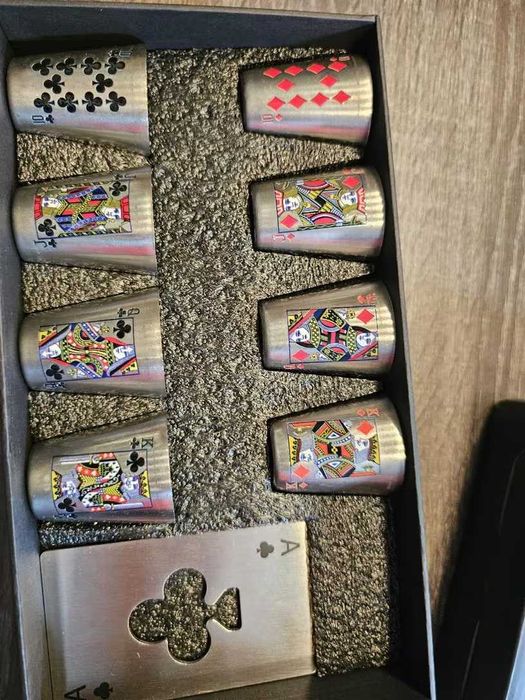 Комплект от 8 броя чашки и 2 отварачки за буткилки