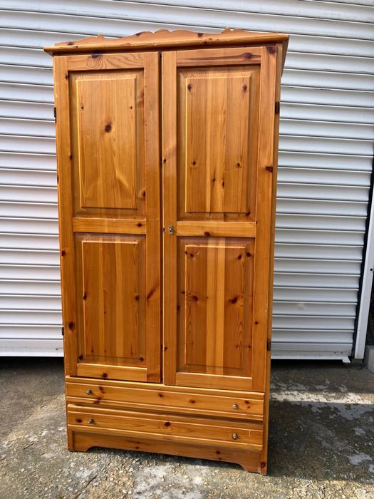 Двукрилен гардероб от масивно дърво