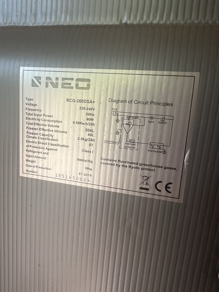 Продавам неработеш хладилник с горна камера  NEO