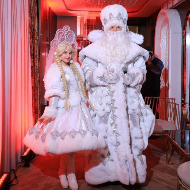 Новогодний подарок дедушка мороз и снегурочка