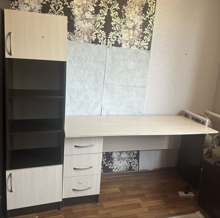 Продам стол с пеналом