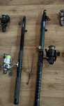 2 undite de pescuit cu mulinete incluse + 2 bete de sprijin