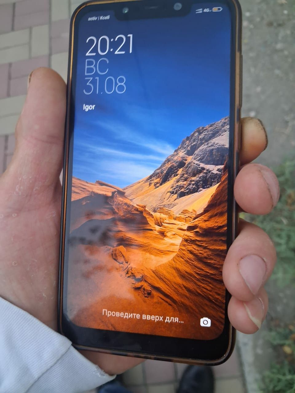 Продается телефон POCOPHONE F1