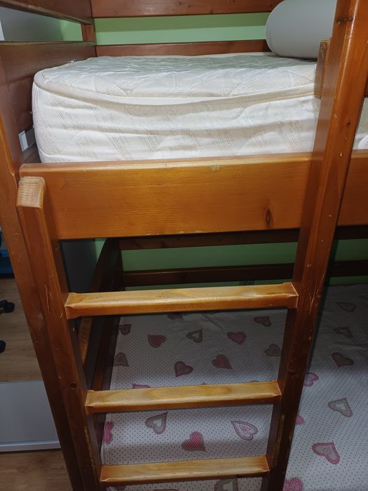 Vând pat suprapus lemn masiv