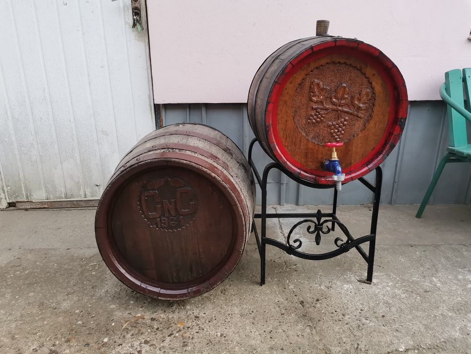 Vând doua butoaie de 50 litri și 100 litri