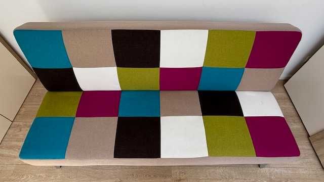 Canapea extensibila multicolora cu 3 locuri in stare impecabila
