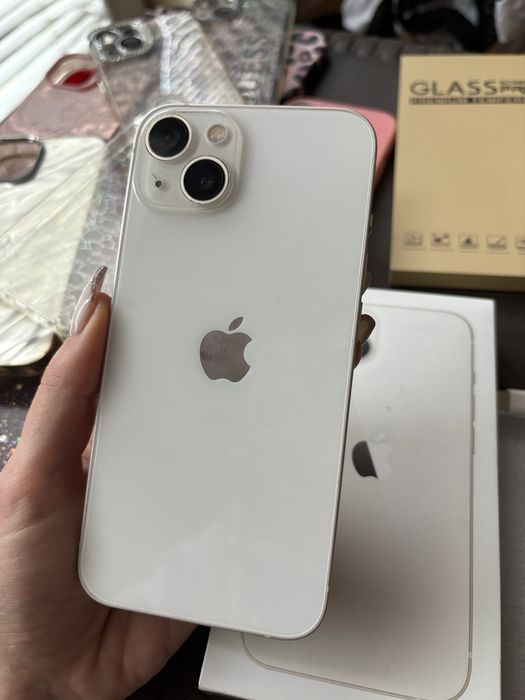 Продавам iPhone 13, 128GB + 15 кейса + 4 протектора