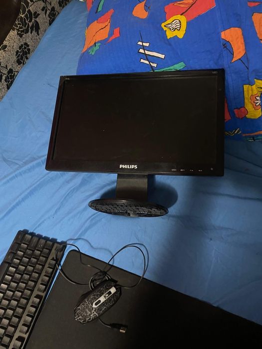 Vand/schimb pc,monitor,volan cu pedale,mouse,mouse pad,tastatura