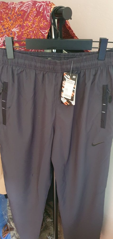 Продам новые спортивные штаны Nike