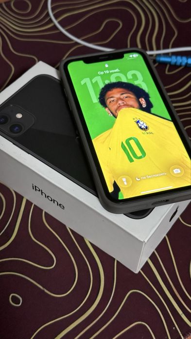 iPhone 11 черный с каропкой